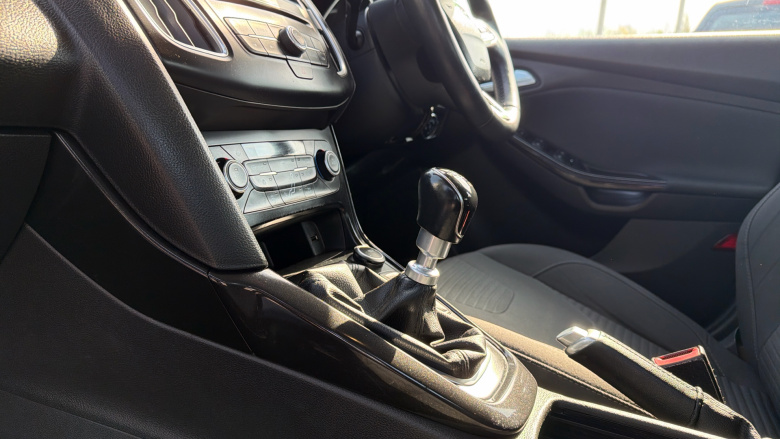 Ford Focus 1.0 EcoBoost 125 Titanium Navigation 5dr Petrol Hatchback